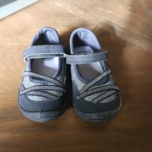 Osh Kosh size 5 shoes